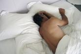 '알몸'으로 자면 몸에 더 좋다?... '생식기 감염 낮추고 남성 생식 건강 개선'