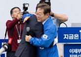 '국힘 탈당' 김상욱, 전북 익산 유세 현장 찾아... 이재명 품에 안겼다
