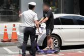 무면허로 킥보드 타다 경찰이 붙잡아 바닥에 넘어진 10대 '뇌출혈'... '과잉단속' 논란