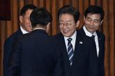 시정연설 퇴장 때 권성동 팔 툭 치며 웃은 李대통령... 무슨 말 했는지 봤더니