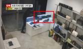 중고 명품 판매점서 20초만에 '롤렉스' 5개 훔쳐 달아난 '헬멧남'