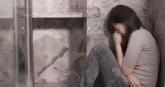 '이러면 안 되는 거 아니에요?'... 女 피의자 호송 중 '키스' 퍼부은 경찰