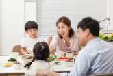 '아빠·엄마·아이 둘' 전통적 4인 가구, 300만 첫 붕괴... 1·2인 가구는 증가