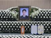 '왜 혼자 출동했나'... 구명조끼 벗어 노인 구하고 순직한 해경 유족 분통