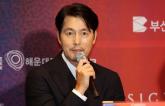 정우성, '혼외자→혼인신고' 논란 후 수염 기르고 첫 공식석상 나섰다