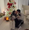 에일리·최시훈, 트리 앞 다정한 신혼 사진 공개... 반려견과 '완벽 가족샷'