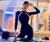 '54세' 김혜수, 수영복 입고 완벽 S라인... 마네킹도 울고 갈 몸매