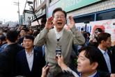이재명, 유세 중 '피습 상처' 가리키며 '아슬아슬하게 살았습니다만...' (영상)