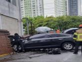 70대 여성 운전자, 주차장 벽 들이받더니... '급발진이야'