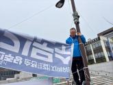 '김문수와 동명이인이라'... 울면서 현수막 자진 철거한 민주당 김문수 의원 (영상)