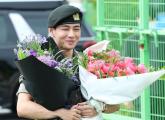모델 BTS 뷔 전역에 신난 컴포즈커피... '뷔 컵홀더' 인증하면 선물 쏜다