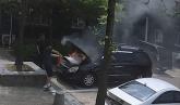 차량서 연기 치솟자... 공용 소화기 들고 불길 속 들어간 '비번' 소방관
