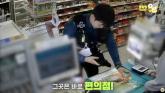 지하철에서 의식 잃고 쓰러진 승객... 편의점서 '요구르트' 사온 경찰이 살렸다 (영상)