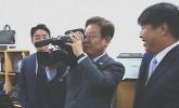 영상기자실 방문했다가 얼떨결에 '카메라' 넘겨받은 이재명 대통령... 촬영 솜씨 봤더니 (영상)