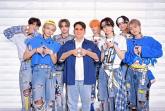 아이돌그룹 한가운데 선 '하이브' 방시혁 의장... 얼굴 반쪽된 비주얼 근황