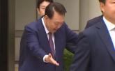 '재판 출석'하던 尹, 지지자들 보며 손 흔들더니 기자에게 '앞 가로막지 말아줄래요?'