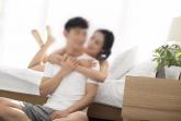 '불륜 저질러 이혼당한 감싸던 남편, 동창들 여행에서 '전 여친' 만났습니다'