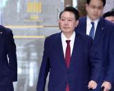 조사받고 새벽 귀가한 윤석열... 박찬대 '특검이 尹 구속영장 청구 고려해야'