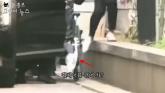 우울증 치료 후 '휠체어 퇴원' 한 김건희... '차 탈 땐 걷어차'·'집에선 걸어다녀'