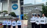 '30초 멈춰도 괜찮아'... 개그맨 유세윤, KBS 앞 피켓 시위한 사연