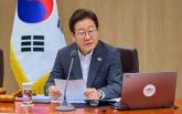 넥타이 안 하고 국무회의 참석한 이재명 대통령... 회의장에는 화색 돌았다