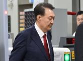 2평 독방에 갇힌 수용번호 'OOOO' 尹... '침대 없어 바닥에서 잔다'