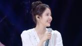 아이유가 무릎 꿇고 꽃다발 줬다... 박보검 눈물 흘리게 만든 로맨틱 현장