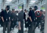 '전참시' 출연했던 '제베원' 매니저, 공항 과잉 경호 논란... '얻어맞았다'