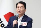 '개미투자자, 휴가비 모두 날려... 李대통령은 휴가 떠나, 개미핥기 같아'