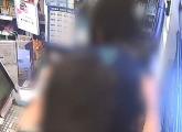 '담배 주세요'하더니 카운터 넘어와 등에 흉기 겨눠... CCTV에 찍힌 편의점 강도 (영상)
