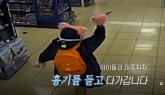 거제 마트서 인형 탈 쓰고 흉기 휘두른 20대 여성... 붙잡히자 '야옹'