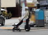 '아이 타고 있는 거 아니죠?'... 외발전동휠 타며 '유모차' 끄는 남성