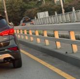 퇴근길 교통 체증 피해 인도로 질주한 SUV... 시민 제보로 적발