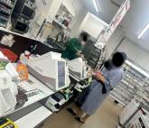 일본 오사카 편의점에 '호텔 가운 차림'으로 나타난 한국인 커플