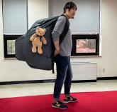 '217cm' 최홍만, 공항서 남다른 패션... '가방에 사람 들어있나요'